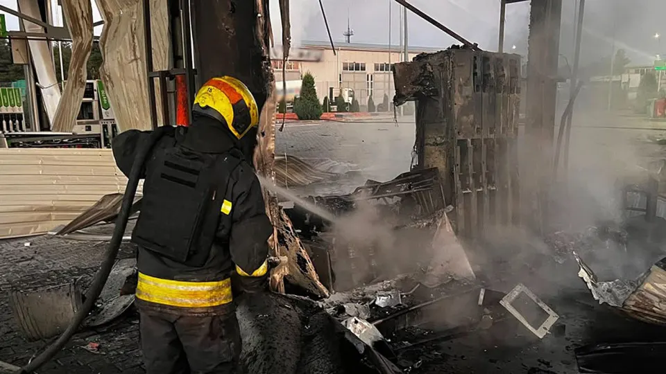Ночные налёты беспилотников повредили несколько автозаправок в Днепропетровской области и привели к жертвам. Одновременно в России сократилось производство топлива, выросли цены и вводятся лимиты, власти вынуждены оперативно наращивать импорт.