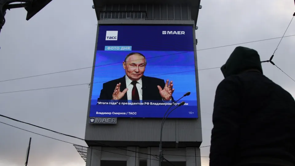 Дефицит бензина и переход к распределению по талонам и QR‑кодам вызвали рекордное недельное падение уровня одобрения главы государства за восемь лет. Опросы фиксируют снижение доверия и рост экономического пессимизма среди населения.