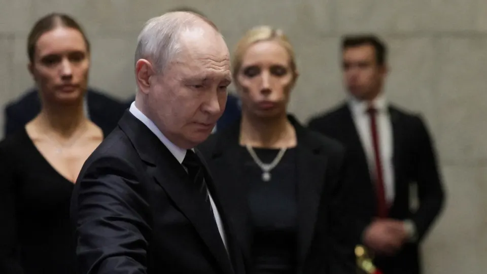 Источники, близкие к Кремлю, утверждают, что российский лидер отвергает предложения остановить боевые действия и рассматривает захват Донбасса как вопрос принципа, что может привести к новой мобилизации и ударам за пределами Украины.