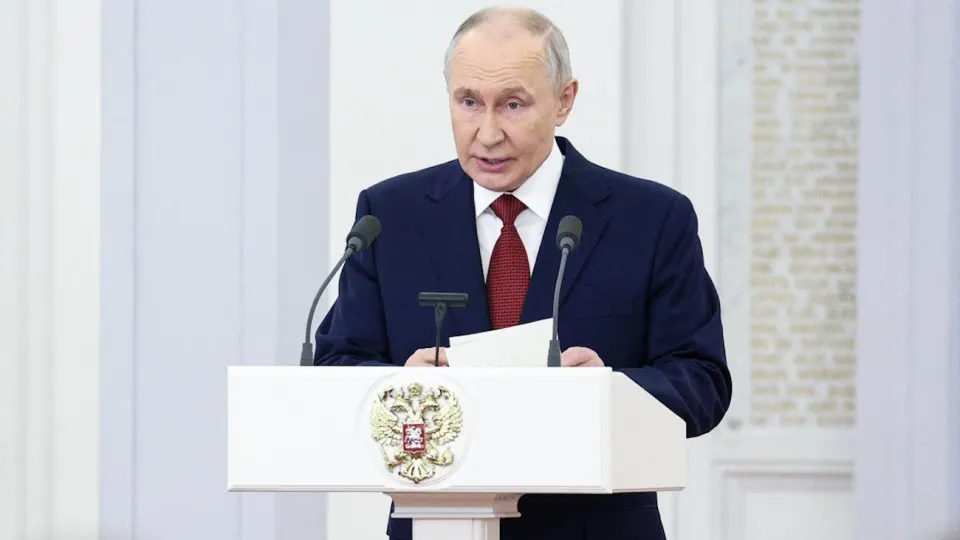 Президент заявил, что при подготовке бюджета на 2027–2029 годы первоочередной станет оборона. Ожидается перерасход военных статей, возможен секвестр гражданских расходов и привлечение дополнительного долга; эксперты оценивают совокупные расходы на войну с 2022 года в порядок десятков триллионов рублей.