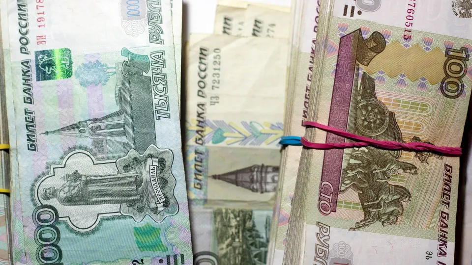 В первой половине июля объём наличных в обращении увеличился на 513 млрд рублей. Одновременно растут проблемные кредиты и спрос банков на ликвидность у Центробанка — эксперты предупреждают о повышенном риске для стабильности сектора.