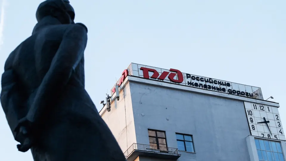 Правительство решило досрочно провести индексацию тарифов РЖД уже с 1 октября: компании нужны средства на покрытие долгов и сокращение инвестпрограммы. Это очередной этап роста ставок, который с начала войны превысит половину стоимости перевозок.