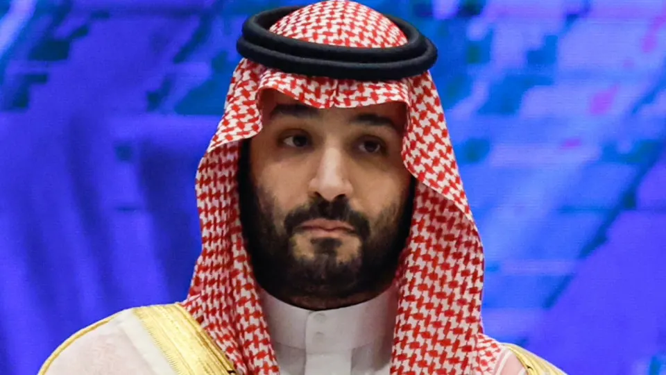Королевство сократило официальную цену сорта Arab Light на август на $11 за баррель и впервые с 2020 года предложило нефть с дисконтом к региональным бенчмаркам. Поступление дополнительных объёмов через Ормузский пролив обрушило котировки и усилило давление на российский бюджет.