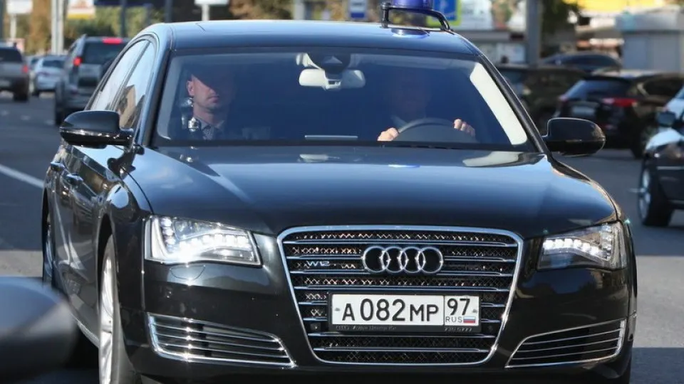 В ряде российских регионов автозаправки начали обслуживать в первую очередь спецтранспорт и государственных сотрудников. Дефицит топлива обусловлен снижением переработки после повреждений нефтеперерабатывающих мощностей, что привело к сокращению выпуска бензина и многокилометровым очередям на АЗС.