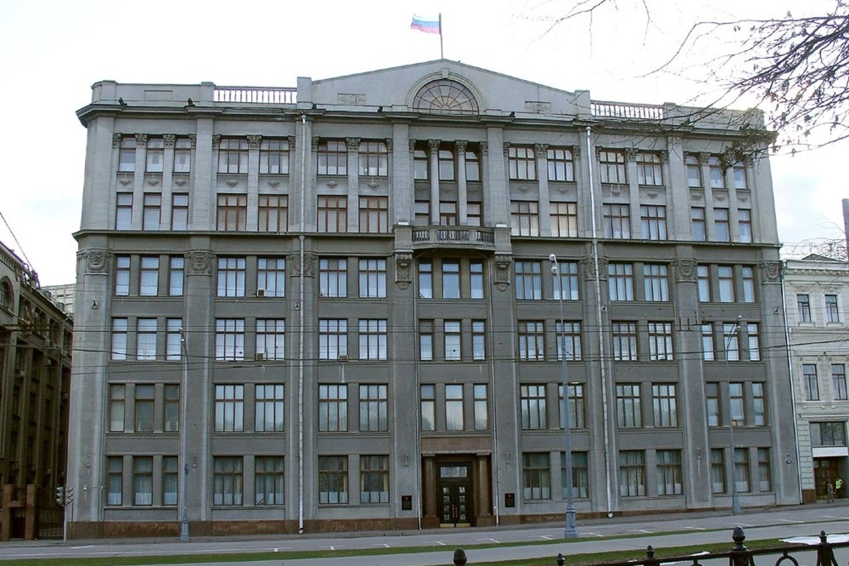В администрации президента рекомендовали крупным подконтрольным изданиям и телеграм‑каналам не показывать изображения и видео последствий ударов ВСУ по российской территории и уделять больше места показу результатов российских ударов; часть каналов уже изменила практику, обсуждают и усиление наказаний.
