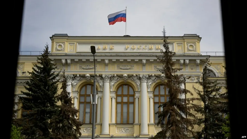 Банк России расширил перечень криптоактивов, доступных на биржах, и ввел годовой лимит для неквалифицированных инвесторов; квалифицированные инвесторы смогут покупать без ограничений и с необходимым тестированием.