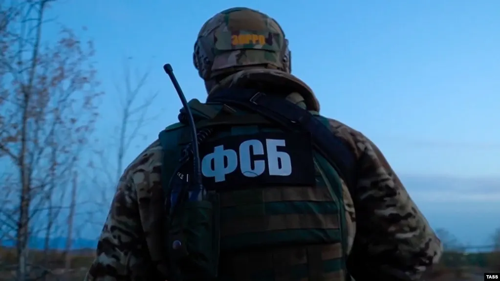 ФСБ сообщила об аресте жителя Санкт-Петербурга по делу о подготовке теракта в Ставропольском крае; по версии следствия, фигурант вступил в запрещённую террористическую организацию и планировал поджечь цистерны на железной дороге.