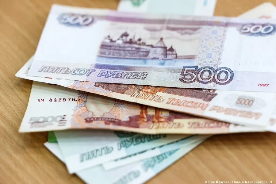 По данным Росстата, в мае 2026 года среднемесячная начисленная зарплата в Калининградской области составила 83 628,9 руб. — ниже среднего по СЗФО (115 010 руб.) и выше только показателя Псковской области.