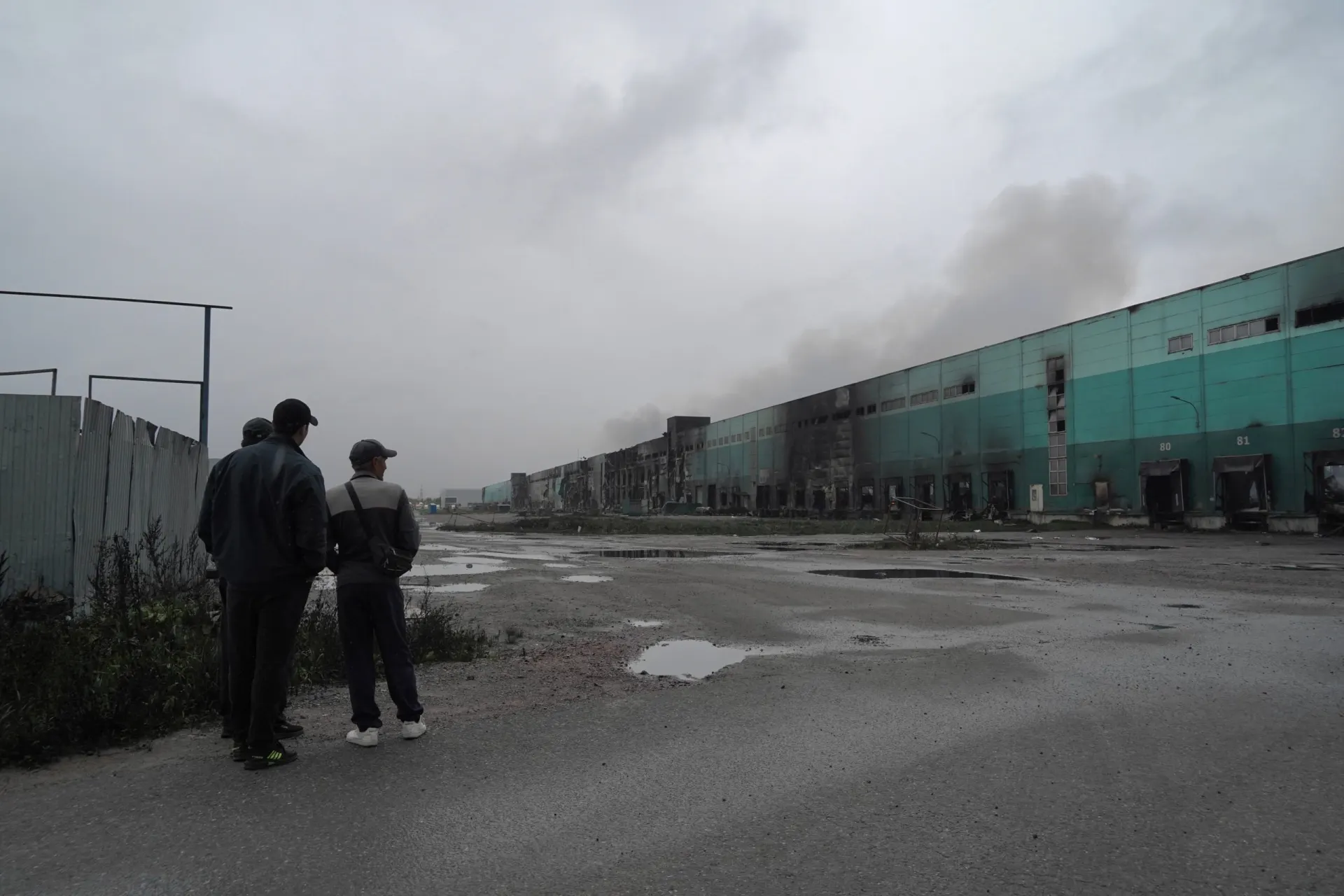 Пожар на складе под Санкт-Петербургом продолжается; ранг пожара снижен до №1, пострадавших нет, завалы тлеют на площади около 3000 кв. м.