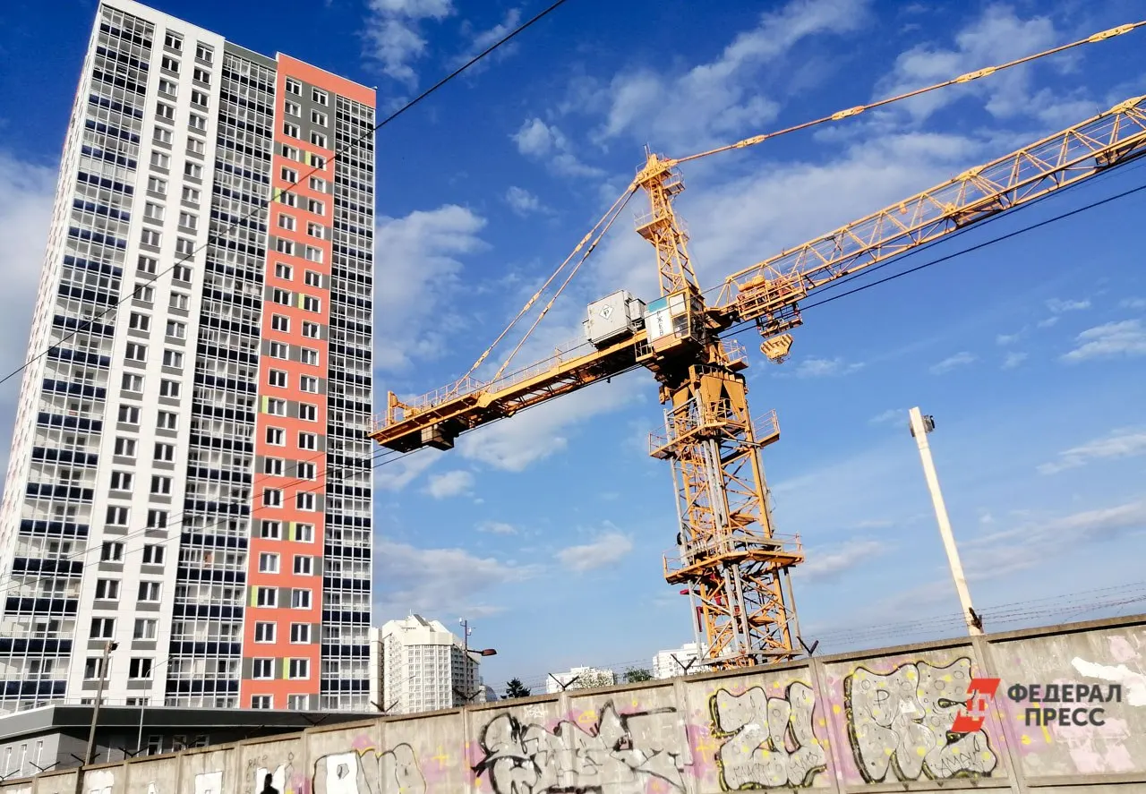 К середине 2027 года средняя цена за кв.м в новостройках Петербурга достигнет около 352 тыс. руб., что примерно на 11% выше текущего уровня. Рост обусловлен снижением ввода объектов, устойчивым спросом и ипотечными ставками около 17,8%.