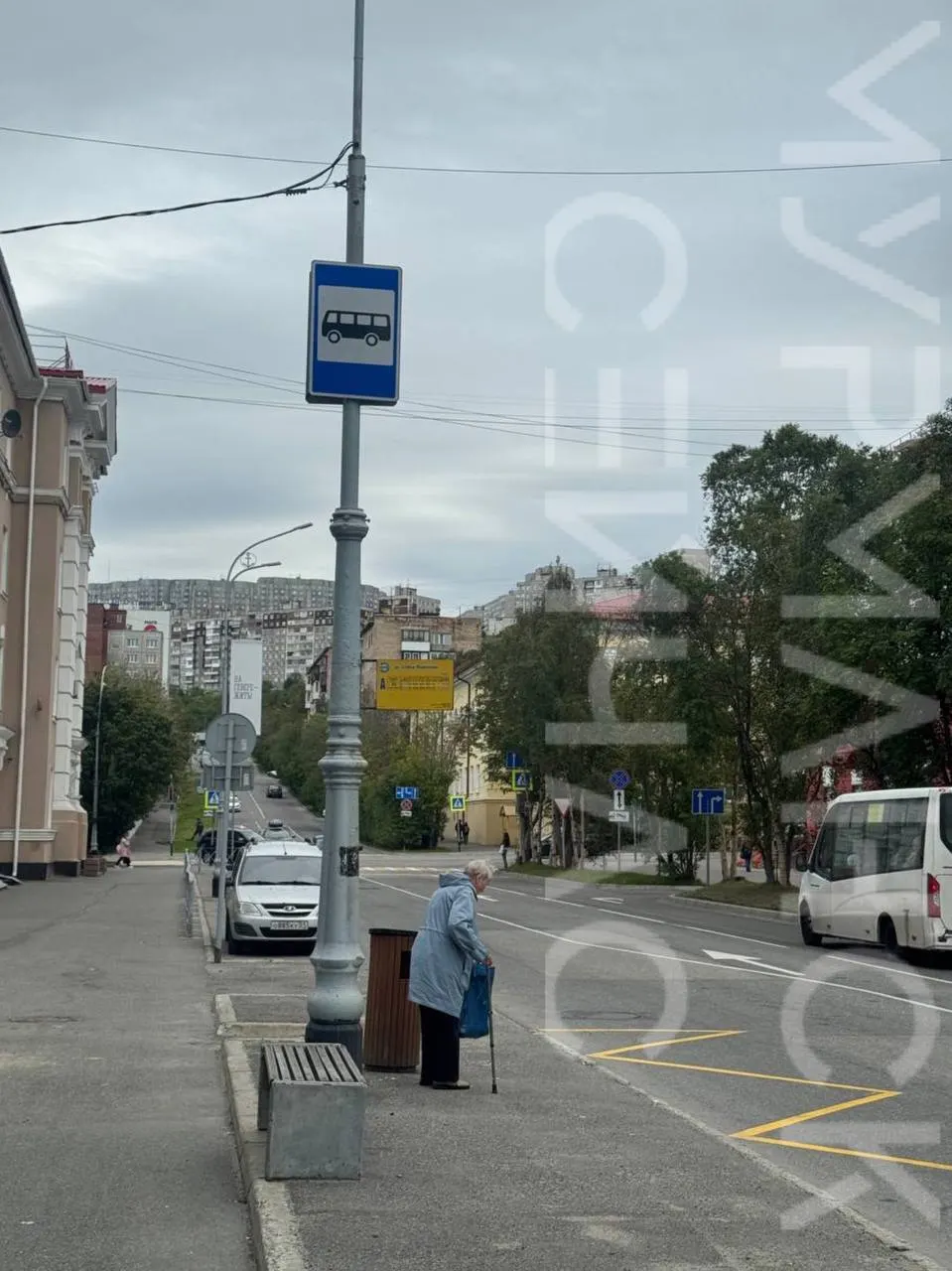 Пожилая мурманчанка ждала на остановке автобус, но из-за работ на теплотрассе маршрут изменён; вопросы к информированию горожан остаются открытыми.