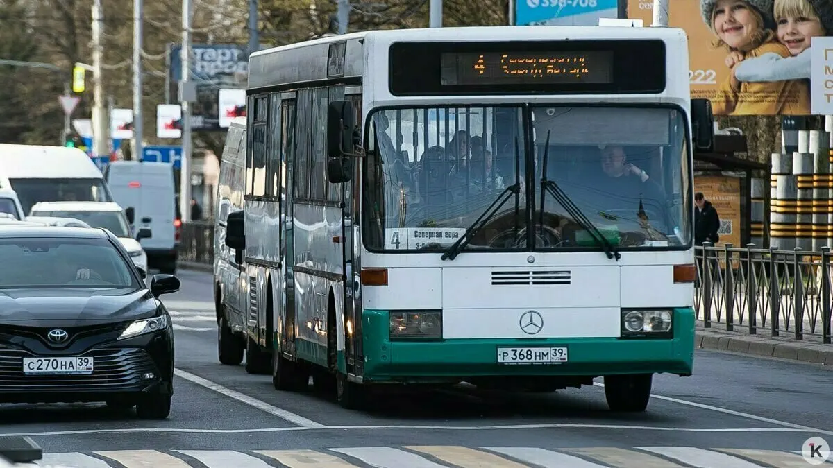 Автобусы №4 и №26 перестали курсировать по выходным и работают лишь по будням; эксперты указывают на кризис отрасли и дефицит водителей.