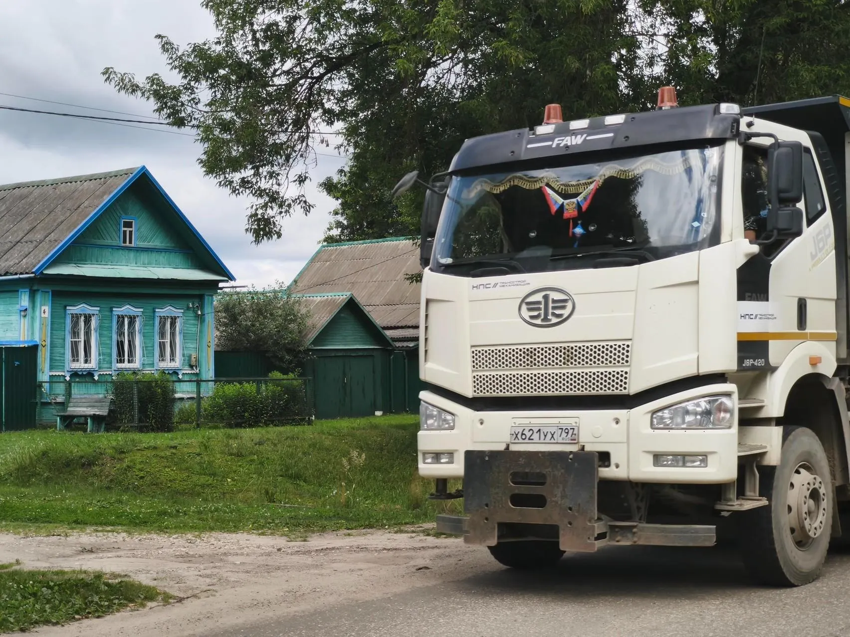 Часть домов изъяли, другие пытаются жить рядом с грохотом грузовиков и приближением поездов. Жители ищут способы адаптации к новой реальности.