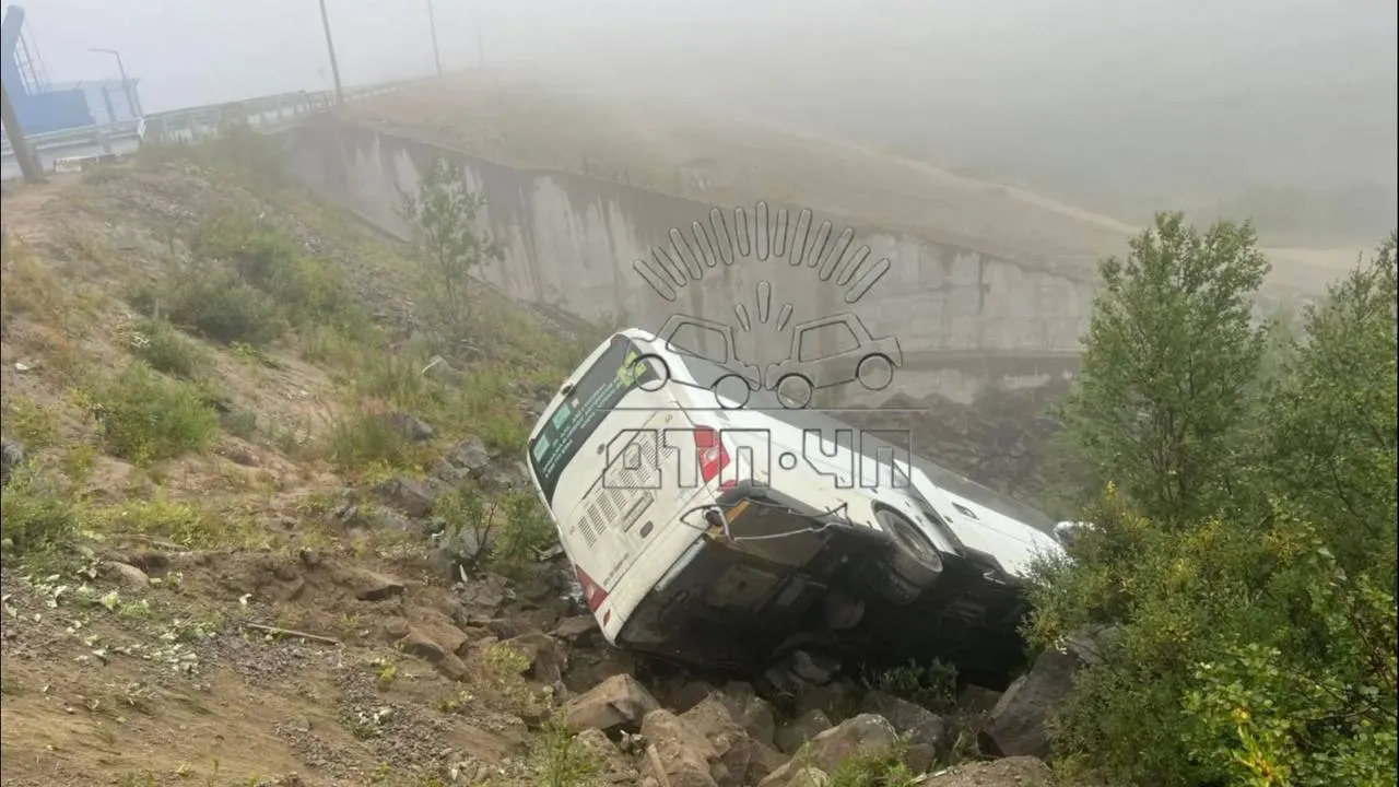 В Териберке водитель автобуса не справился с управлением, транспорт сошел с трассы и ушел в кювет; в салоне было 20 человек, один пассажир получил медицинскую помощь.