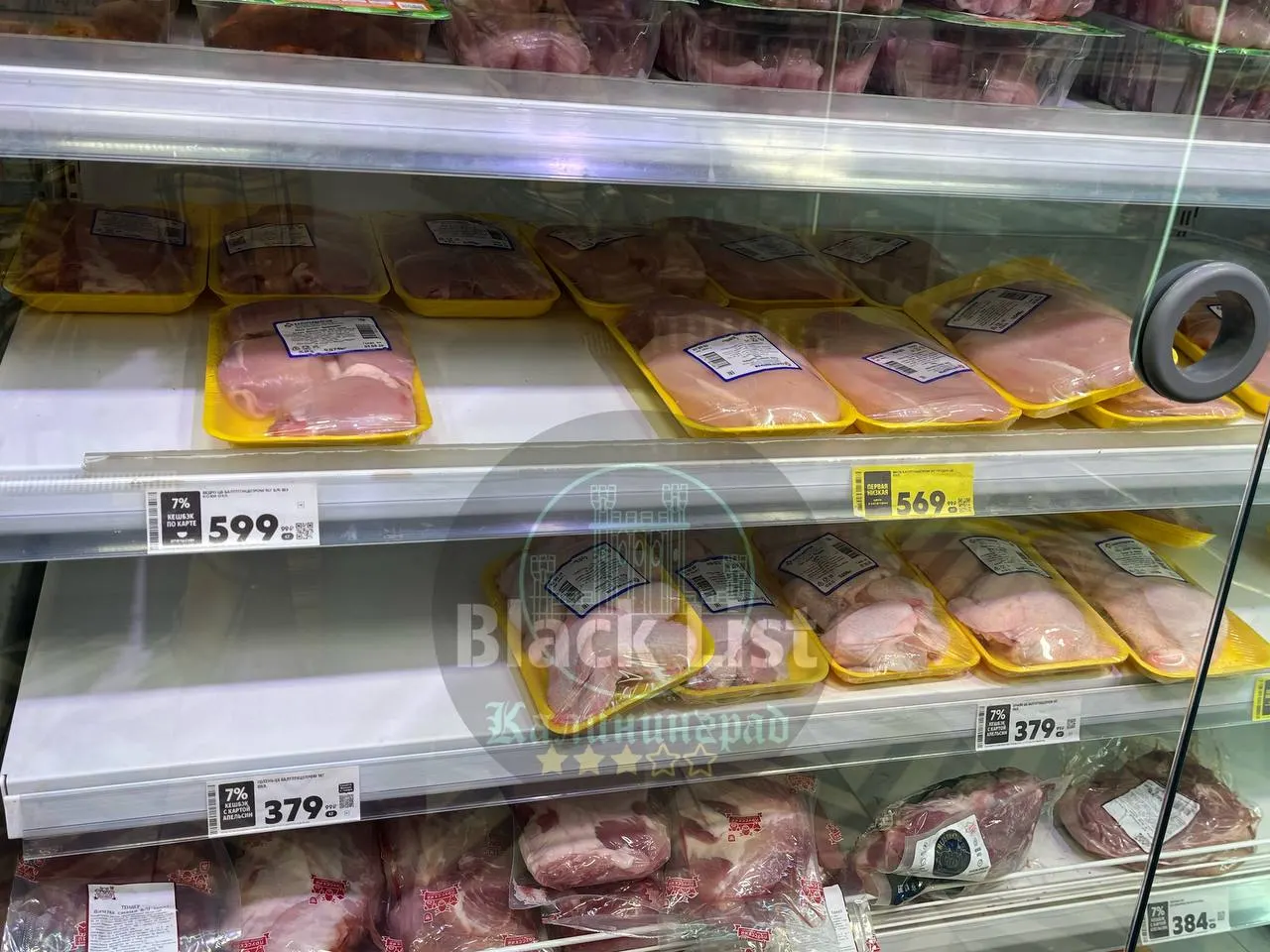 В Калининградской области цены на курицу растут: килограмм куриного филе достигает 569,99 рубля, а бедро — около 600 рублей.