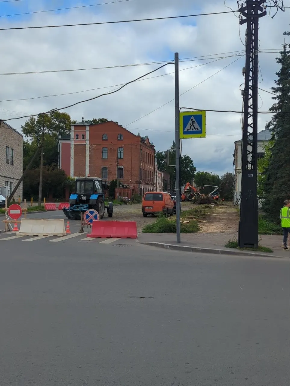 Администрация города сообщает о вырубке деревьев на реконструируемом участке ради снижения риска обрушения и обещает заменить их новыми высадками.
