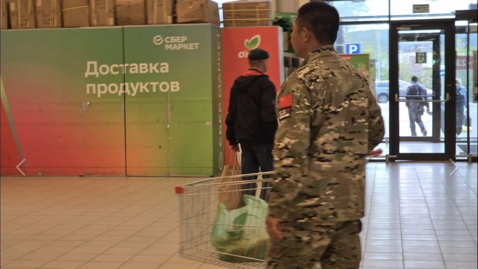 В регионе зафиксировано массовое присутствие иностранных рабочих, которые посещают паспортно-визовый сервис и торговые центры, чтобы оформить патенты на работу.