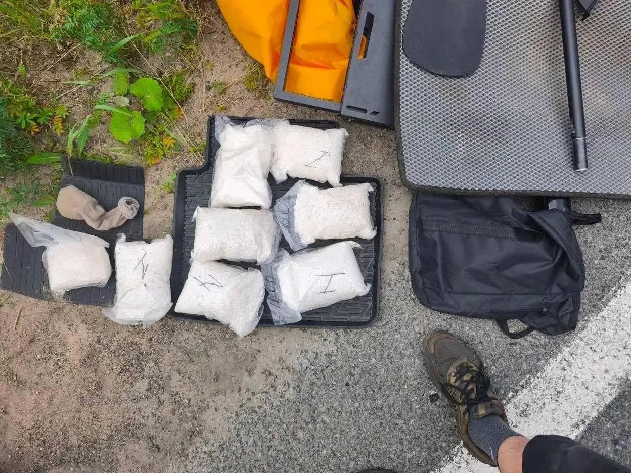 В багажнике обнаружено более 7 кг синтетических наркотиков; мужчина, 32 года, задержан. При обысках дома изъяты дополнительные свертки.