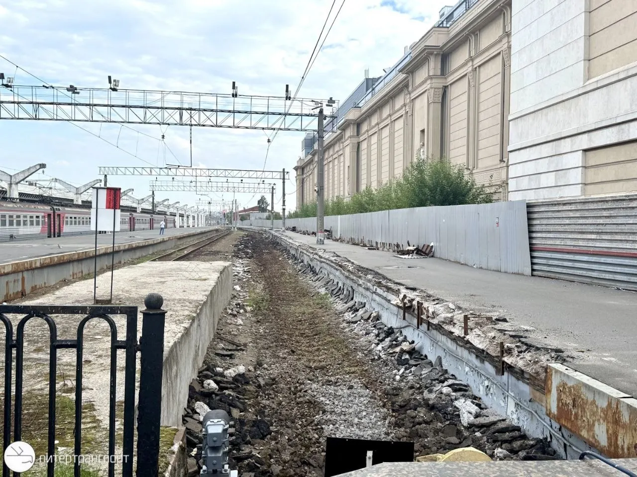 В Петербурге вводится временная схема движения пригородных поездов: часть маршрутов перенаправят на Рыбацкое и Ладожский вокзалы, Московский вокзал будет принимать поезда позже в период работ по ВСМ.