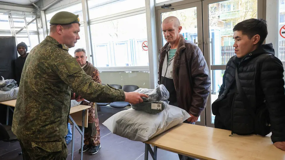Региональные выплаты за вербовку контрактников на войну в Украине растут, условия различаются по регионам, снижается число желающих и усиливаются мобилизационные практики.