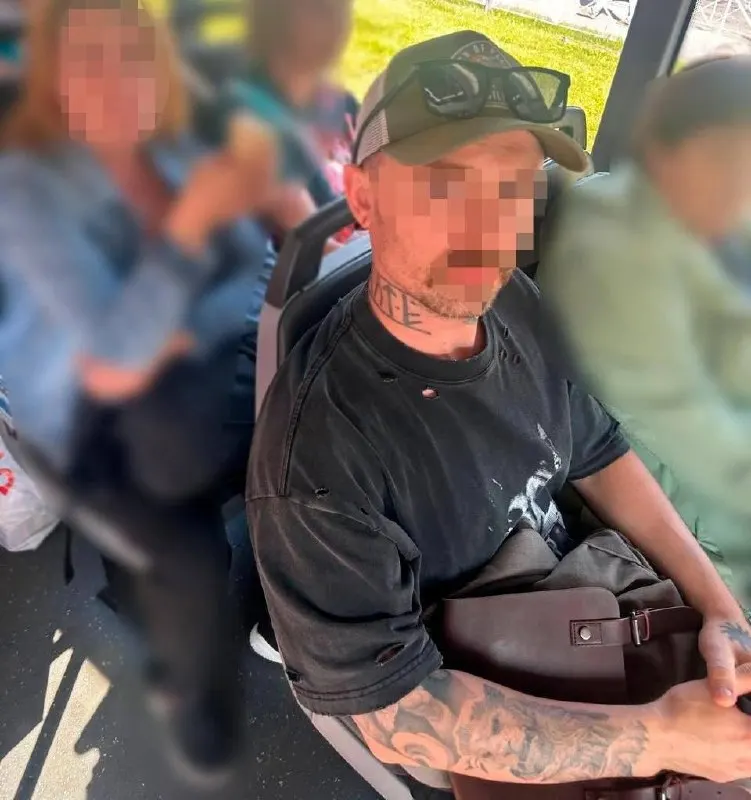 В автобусе мужчина напал на женщину после ссоры с пассажирами: он ударил её по голове, пинал и распылил газ. Пострадавшая подала заявление в полицию.