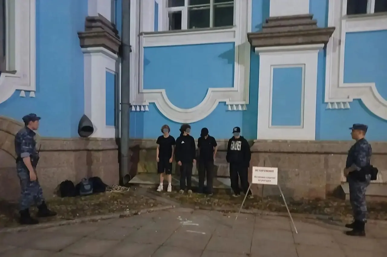 Ночью на площади Растрелли четверо подростков пытались подняться на крышу, применяя альпинистское снаряжение; их задержали сотрудники Росгвардии.