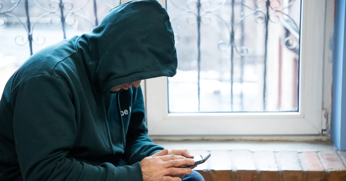Калининградская женщина стала жертвой мошенника, который выдал себя за сотрудника управляющей компании и потребовал оплату за ремонт. После перевода 2 миллионов возбуждено уголовное дело по статье мошенничество.