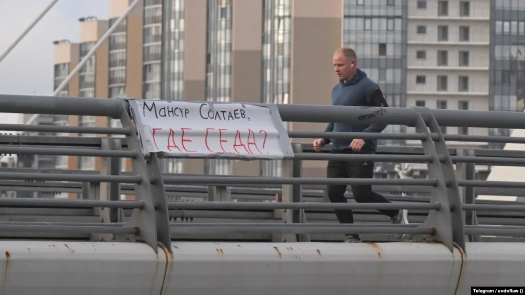 Активисты вывесили плакат на мосту Ахмата Кадырова в Санкт-Петербурге с призывом к уполномоченному по правам человека в Чечне разыскать Седу Сулейманову, пропавшую три года назад.