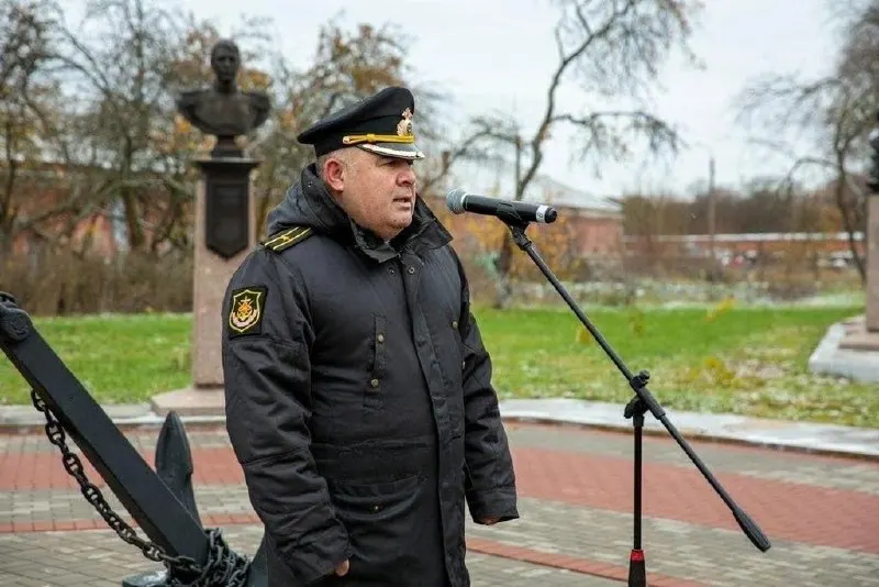 Дело связано с попыткой оказать влияние на назначение на службу за вознаграждение; передача денег зафиксирована сотрудниками ФСБ.