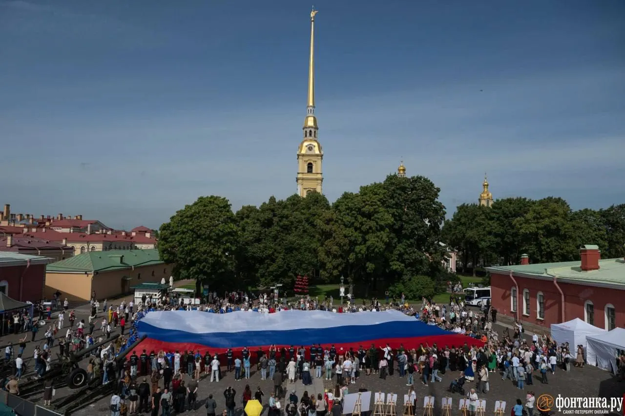 Праздничная акция в городе: развернули гигантский флаг и запланирована подсветка ключевых мостов.