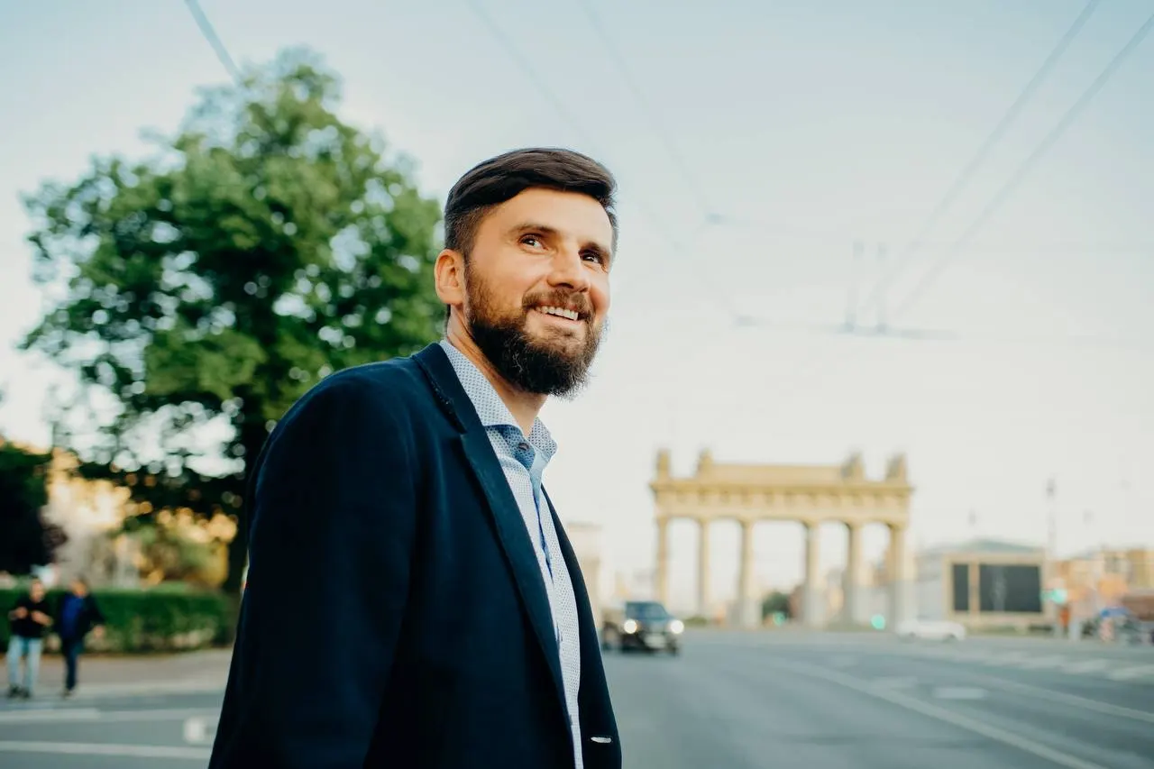 ЛДПР подал иск об отмене регистрации кандидата от Яблока в Санкт-Петербурге, указывая на нарушения в документах и сроках предоставления справки об иностранных активах.
