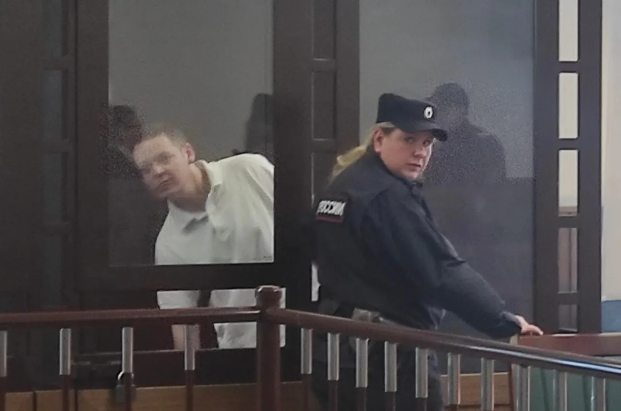 35-летний житель Санкт-Петербурга допрошен в Невском районном суде по обвинению в распространении ложной информации об армии РФ; следствие считает три публикации 2022 года ложными сведениями и упоминанием гибели мирных жителей Украины. Суд продлил срок содержания под стражей.