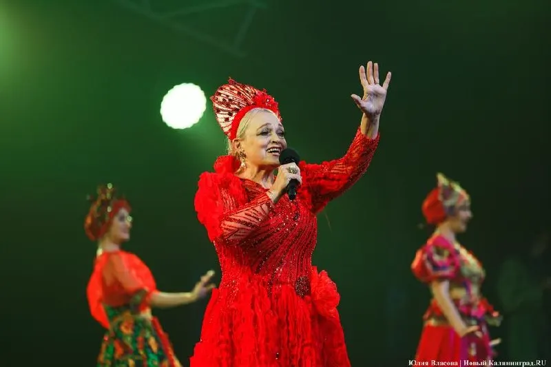 Праздничная атмосфера и яркие народные костюмы сопровождали выступление певицы в Светлогорске, вызывая интерес к эпохе и творчеству.