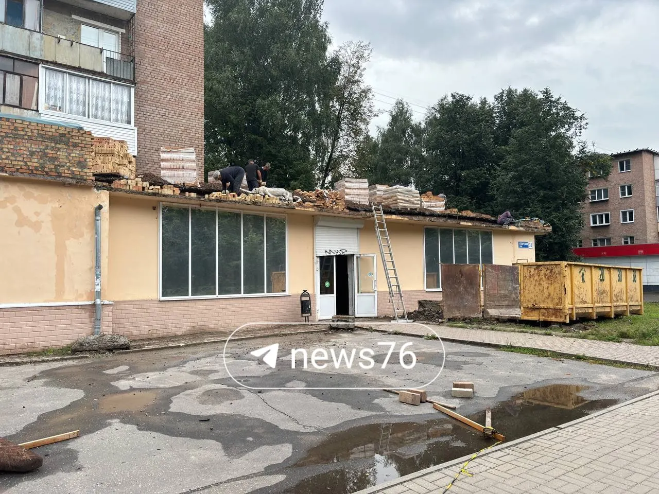 Магазин локального бренда «Атрус» в Ярославле закрылся; рядом открылись две новые торговые точки, будущее арендатора неизвестно.
