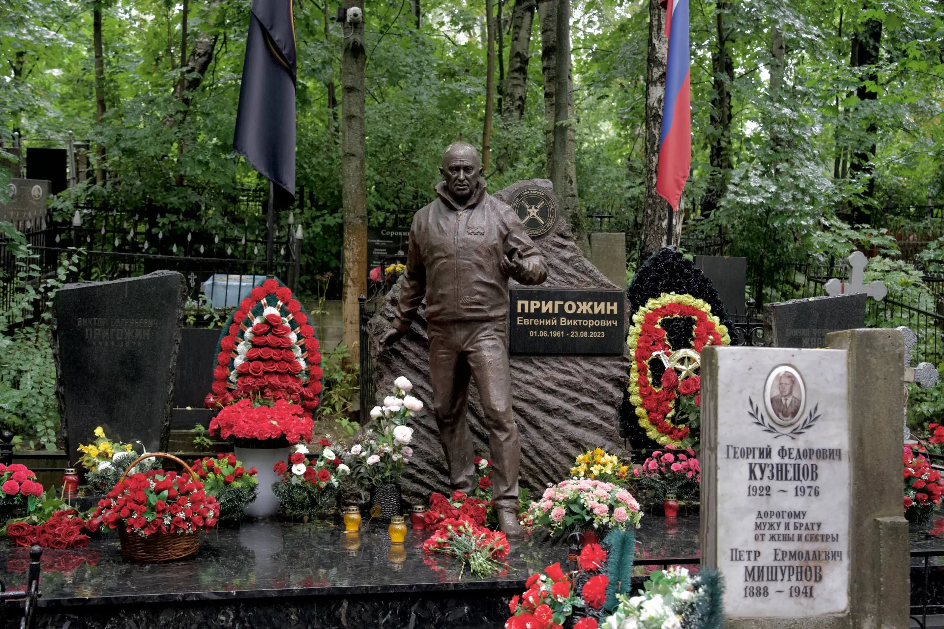 В дождливую погоду на Прохоровском кладбище в Петербурге возложили цветы и отмечены памятные моменты; на мероприятии было немного людей, появились новые мемориальные точки.