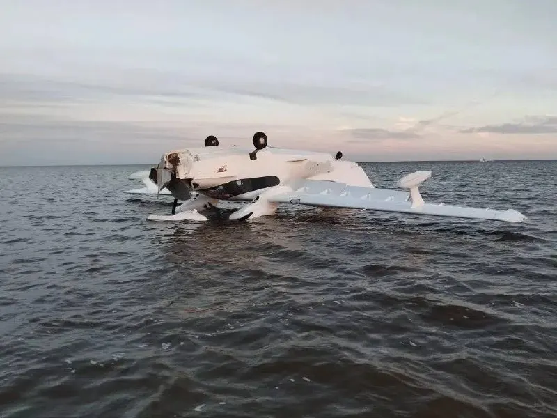 Легкомоторный самолёт Л-4 сел на озере Ильмень; пилоты из Санкт‑Петербурга не пострадали. Спасатели мобилизовали силы на берегу, известно о привлечённых для ликвидации последствий сотрудниках и технике.