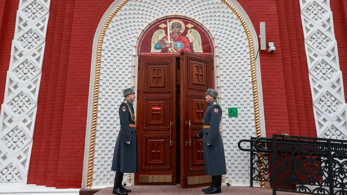 Судебное решение по делу клирика Афанасия: он признан виновным в участии в деятельности нежелательной организации и получил штраф; позже выясняется, что он живёт за границей.