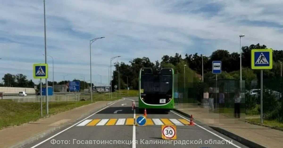 На пешеходном переходе у Калининградского кардиоцентра троллейбус сбил женщину; пострадавшую госпитализировали.