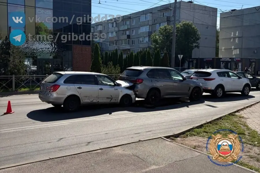 В Калининграде на улице У. Громовой возле дома 30 произошло тройное ДТП. Пострадавший — пассажир 2024 г.р., он доставлен в медицинское учреждение. Сотрудники ГИБДД выясняют обстоятельства.