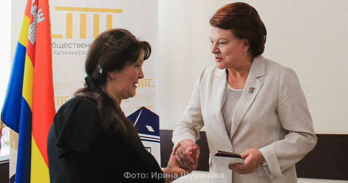 Калининградская женщина получила награду ко дню региона за самоотверженность после спасения ребёнка, выпавшего из окна.