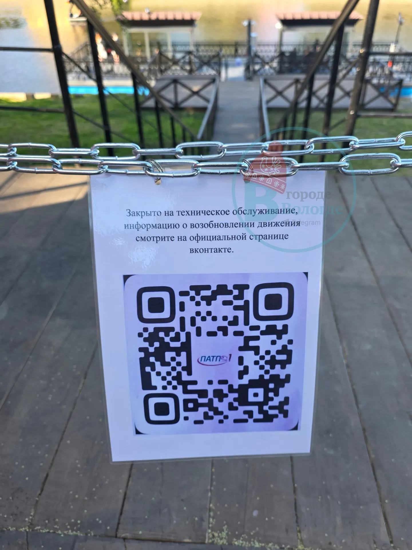 На закупку двух речных электротрамвайчиков в Вологде потратили 210,5 млн рублей; дополнительно выделено 21 млн на понтонные причалы. Возникли юридические, технические и кадровые проблемы, из-за которых транспорт исчез.