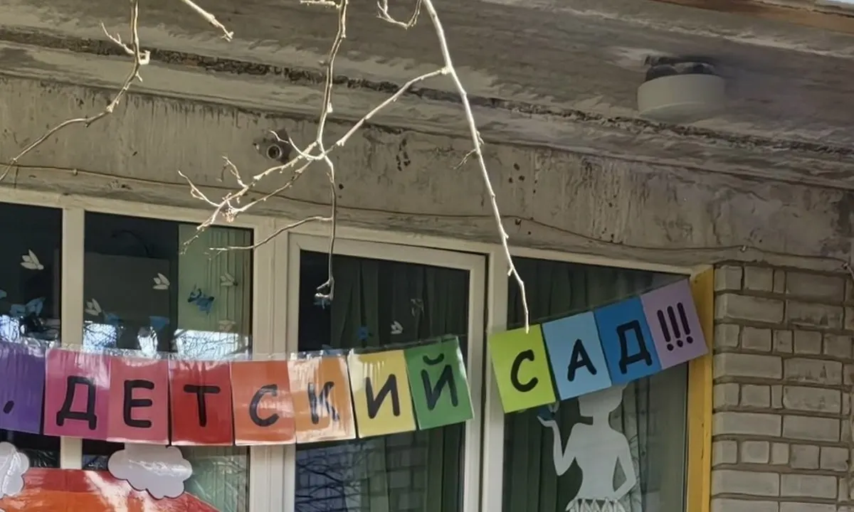 Ремонт единственного в поселке детсада затягивается, семьи ищут способы ухода за детьми. Власти рассматривают капитальный ремонт по федеральной программе или строительство нового современного учреждения.