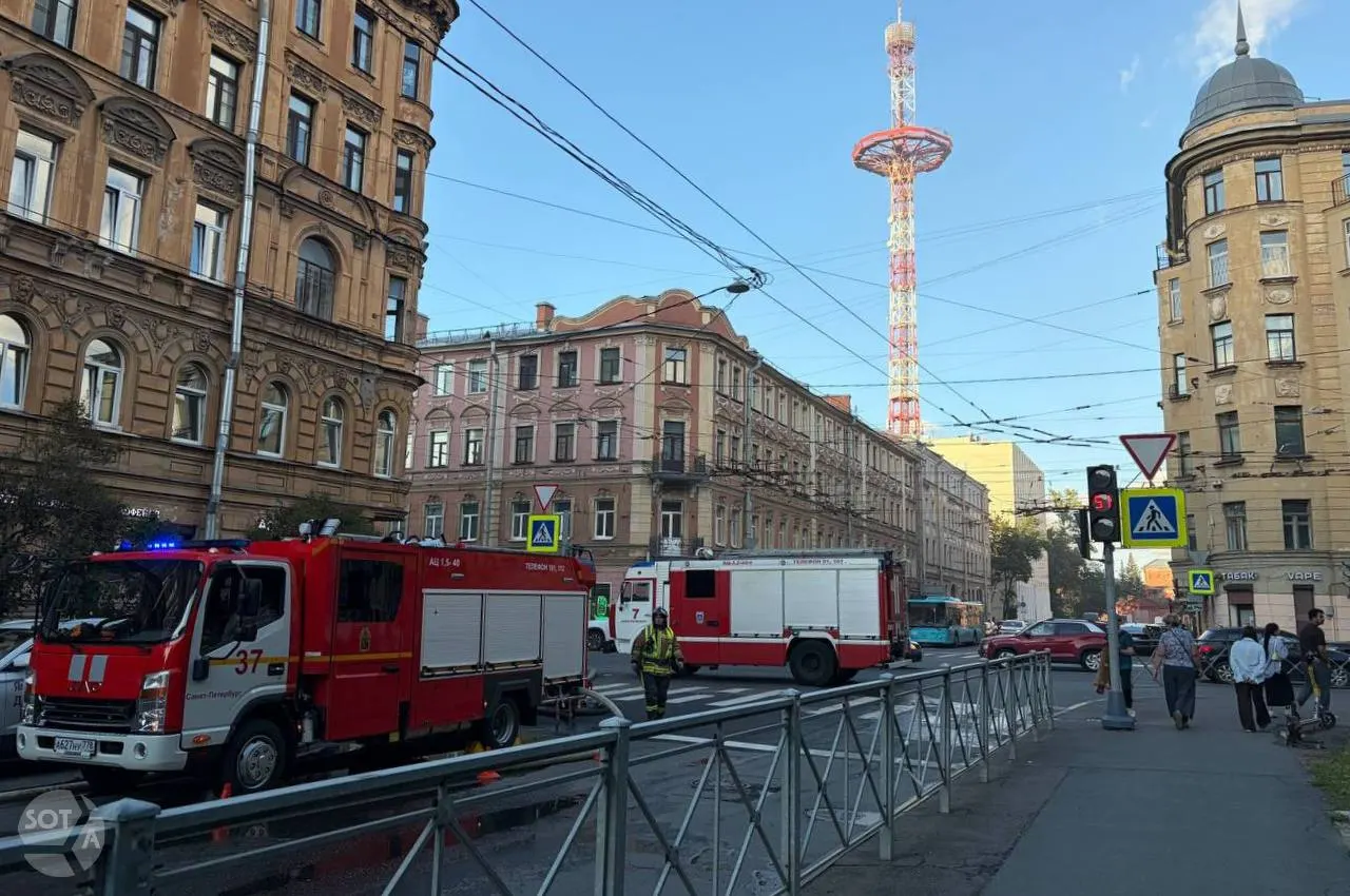 Пожар в ДК «Выборгский» в Санкт-Петербурге. Здание площадью свыше восьми тысяч квадратных метров тушат пожарные; причины возгорания и сведения о пострадавших пока не уточняются.