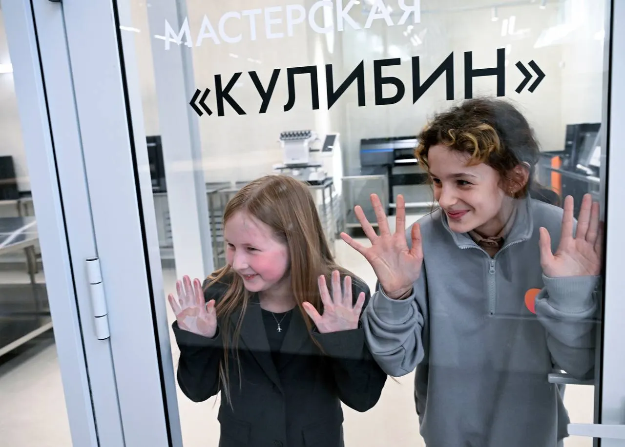 В регионе действуют свыше 450 организаций дополнительного образования, большинство кружков — бесплатны. С 2019 года на развитие отрасли направлено более 33 млрд рублей.