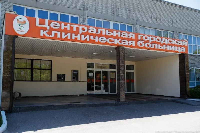 Жители региона жалуются на длинные очереди к узким специалистам; власти пока не озвучили конкретных мер.