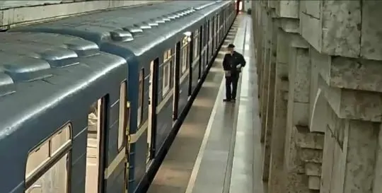 В петербургском метро задержали мужчину, подозреваемого в развратных действиях в отношении женщин на станциях «Сенная площадь», «Садовая» и «Звенигородская»; расследование продолжается.