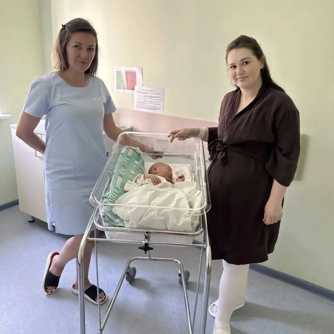 Вес новорожденного — 5240 граммов, рост — 60 см; роды прошли кесаревым сечением. Мама и малыш находятся под наблюдением врачей.