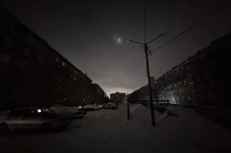 В Заполярье спор вокруг блэкаута: МЭС требует возмещения убытков в 8,8 млн рублей; в материалах перечислены расходы на аварийно-восстановительные работы, имущество и транспорт.