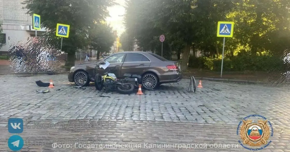 ДТП произошло на перекрестке улиц Тельмана и Ленина; мотоциклист получил травмы и госпитализирован, обстоятельства расследуются.