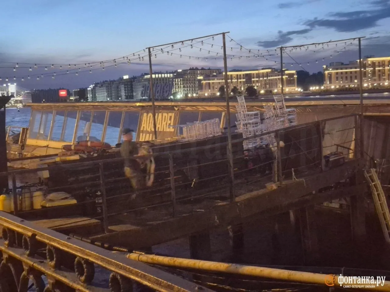 На месте ведутся водолазные работы; планируется подъём затонувшего ресторана у набережной Макарова.